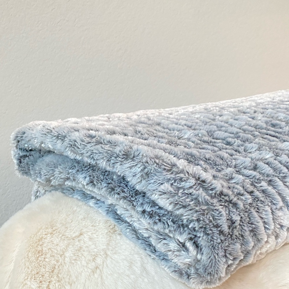 Beautiful Throw Blanket 50" x 60"‎ Reversible Super Soft Faux Fur Gorgeous blue